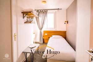 Letto o letti in una camera di Hôtel Victor Hugo Lorient