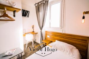 Letto o letti in una camera di Hôtel Victor Hugo Lorient