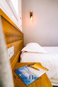 Letto o letti in una camera di Hôtel Victor Hugo Lorient
