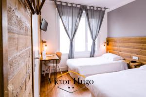 Letto o letti in una camera di Hôtel Victor Hugo Lorient