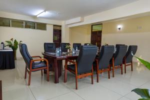 Area tempat duduk di Legacy Hotel and Conference Centre ltd