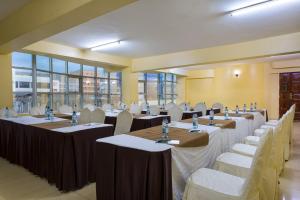 Restoran atau tempat makan lain di Legacy Hotel and Conference Centre ltd