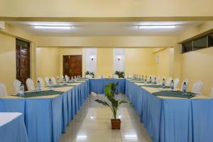 Area bisnis dan/atau ruang konferensi di Legacy Hotel and Conference Centre ltd