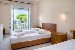 Un pat sau paturi într-o cameră la Filippos Hotel