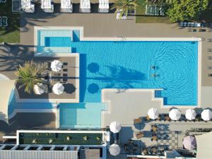 uma vista aérea de um resort com uma piscina em ROBINSON QUINTA DA RIA - All Inclusive em Vila Nova de Cacela