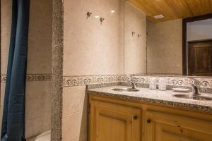 een badkamer met 2 wastafels en een spiegel bij Apartment Les Avouilles in Chamonix-Mont-Blanc