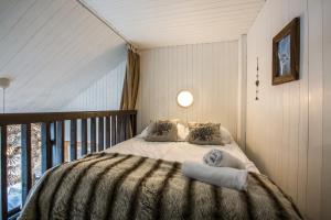 een slaapkamer met een bed met een deken erop bij Apartment Les Avouilles in Chamonix-Mont-Blanc