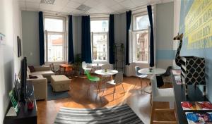 uma sala de estar com uma girafa na parede em 2B Hostel & Rooms em Budapeste