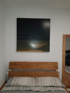 桑特霍安達拉坎特的住宿－Estudio en el centro de San Juan de Alicante，卧室内的一张床铺,墙上有绘画作品