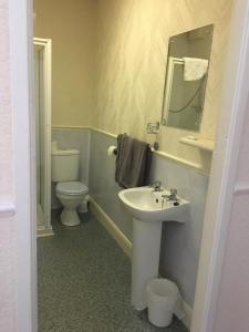 ブラックプールにあるWalford Hotelのバスルーム(洗面台、トイレ、鏡付)