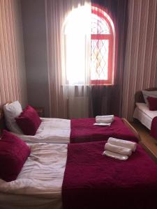Postel nebo postele na pokoji v ubytování Max Hotel Gogi Alibegashvili