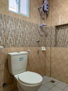 ein Bad mit WC und eine Kamera an der Wand in der Unterkunft ParmView Inn in Legazpi