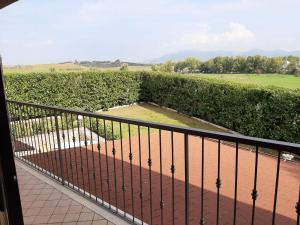 balcón con vistas a un campo de golf en Green Universe en Guidonia