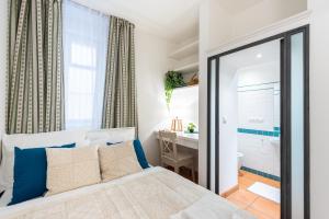 Postel nebo postele na pokoji v ubytování UNIQUE PRAGUE EXPERIENCE - Charles Bridge Apartments