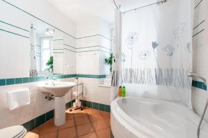 Koupelna v ubytování UNIQUE PRAGUE EXPERIENCE - Charles Bridge Apartments