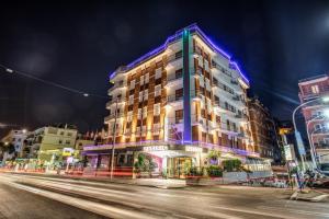 un edificio con luces azules en el lateral de una calle en Hotel Pacific en Roma