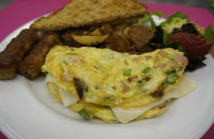 五月岬郡南方大厦住宿加早餐旅馆的夹煎蛋和三明治的食品