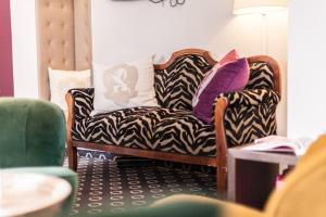 salon z kanapą z poduszkami w obiekcie Hotel Villa Carlton - Adults Only w mieście Salzburg