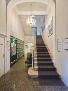 klatka schodowa w budynku z żyrandolem w obiekcie Hotel Villa Carlton - Adults Only w mieście Salzburg
