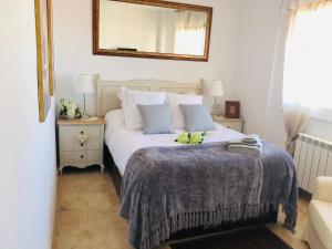 Posteľ alebo postele v izbe v ubytovaní Apartamento con terraza y piscina en Malgrat de Mar