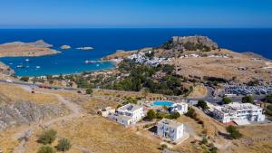 een luchtzicht op een dorp op een heuvel met de oceaan bij KRANA APARTMENTS in Lindos