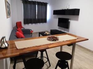 un soggiorno con tavolo e divano di Apartamento IFAE 3 a Guía de Isora
