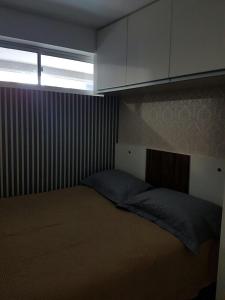 1 dormitorio con 1 cama con luz sobre ella en Beach Class, en Fortaleza