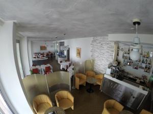 einen Blick über ein Restaurant mit Stühlen und Tischen in der Unterkunft Albergo Villa Edera in Malcesine