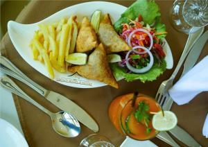 Makanan di atau di tempat lain dekat hotel