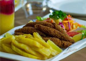 Makanan di atau di tempat lain dekat hotel