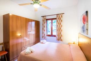 a bedroom with a bed with two towels on it at Apartamentos Arenal Playa in Punta Grossa
