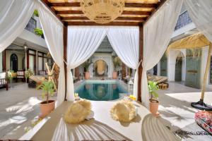 uma casa com piscina no meio de um quarto em Riad Saranda Hotel Restaurant & Spa em Marrakech