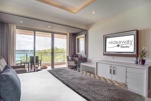 TV in/ali zabaviščno središče v nastanitvi Hideaway at Royalton Negril, An Autograph Collection All-Inclusive Resort - Adults Only