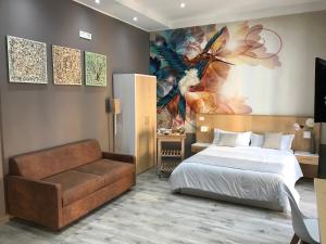 sypialnia z łóżkiem i kanapą w obiekcie Parthenope Rooms w mieście Neapol