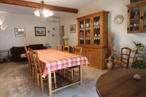 a kitchen and dining room with a table and chairs at CLOS DE LA FONT in Mollégès