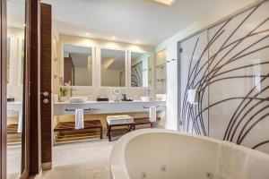 Kopalnica v nastanitvi Hideaway at Royalton Negril, An Autograph Collection All-Inclusive Resort - Adults Only