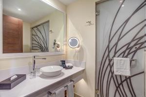 Kopalnica v nastanitvi Hideaway at Royalton Negril, An Autograph Collection All-Inclusive Resort - Adults Only