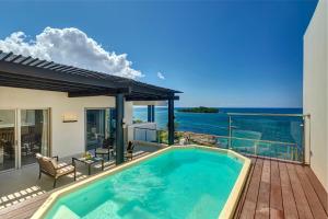 uma piscina num deque com vista para o oceano em Hideaway at Royalton Negril, An Autograph Collection All-Inclusive Resort - Adults Only em Negril