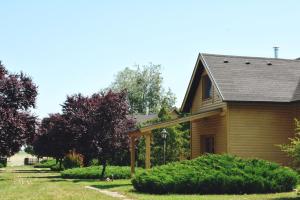 a wooden house with a gambrel roof at Matkó Airport és Élményközpont in Matkó