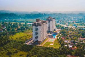 une vue aérienne sur un grand bâtiment d'une ville dans l'établissement 3 Bedroom Apartment Close to Galle and Beaches, à Galle