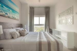 une chambre blanche avec un grand lit et une fenêtre dans l'établissement 3 Bedroom Apartment Close to Galle and Beaches, à Galle 22 autres photos