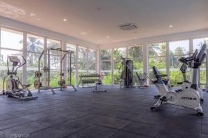une salle de sport avec plusieurs tapis de course et vélos d'exercice dans l'établissement 3 Bedroom Apartment Close to Galle and Beaches, à Galle