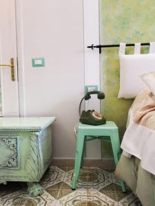 B&B L ORTENSIA في بولسينا: غرفة نوم مع طاولة خضراء بجوار سرير