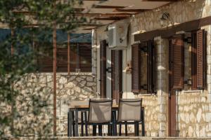 Rõdu või terrass majutusasutuses Ionian View Villas