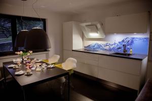 a kitchen with a table and chairs and a counter at the birdy mountains luxury lodge in Schlitz