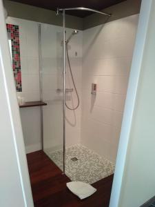um chuveiro com uma porta de vidro na casa de banho em Hotel La Corniche em Saint-Hilaire-de-Riez