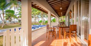 Balkón nebo terasa v ubytování Arhimser Villa-superb 4 bedroom beachfront for 8 in Ranna, Tangalle, BB, pool, free pick up for 7 night stays arriving together, serviced, taxes included