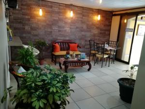 un patio con divano, tavolo e sedie. di Hospedaje Yaldai a Turrialba