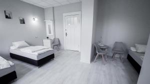 Ένα ή περισσότερα κρεβάτια σε δωμάτιο στο Rooms Śląska