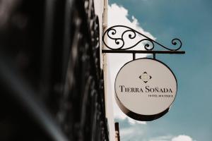 ein Schild an der Seite eines Gebäudes in der Unterkunft TIERRA SOÑADA HOTEL BOUTIQUE in Tepatitlán + 10 Fotos